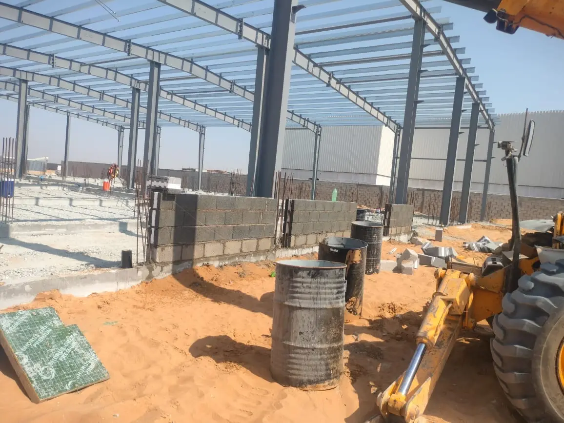 Текущий этап строительства завода: устройство стен и инженерной инфраструктуры